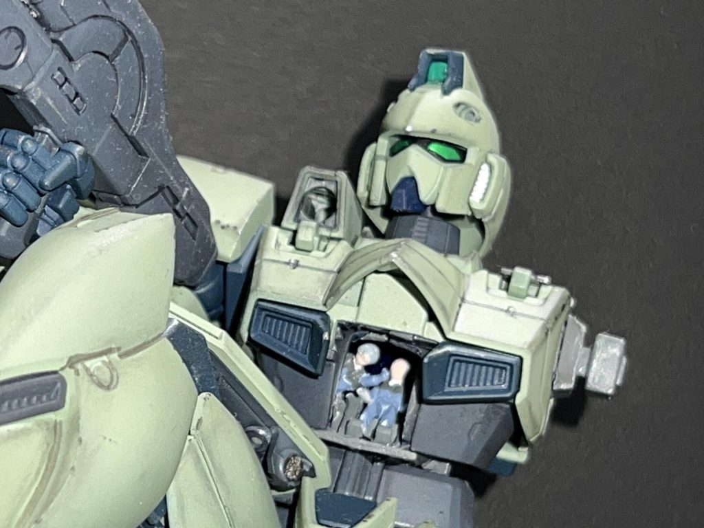 レオニードさんとロメロさんも、もちろん乗っています。ベースキットはRE/100なのでコクピットブロックはないのでwガンダム系のMGから移植しました。