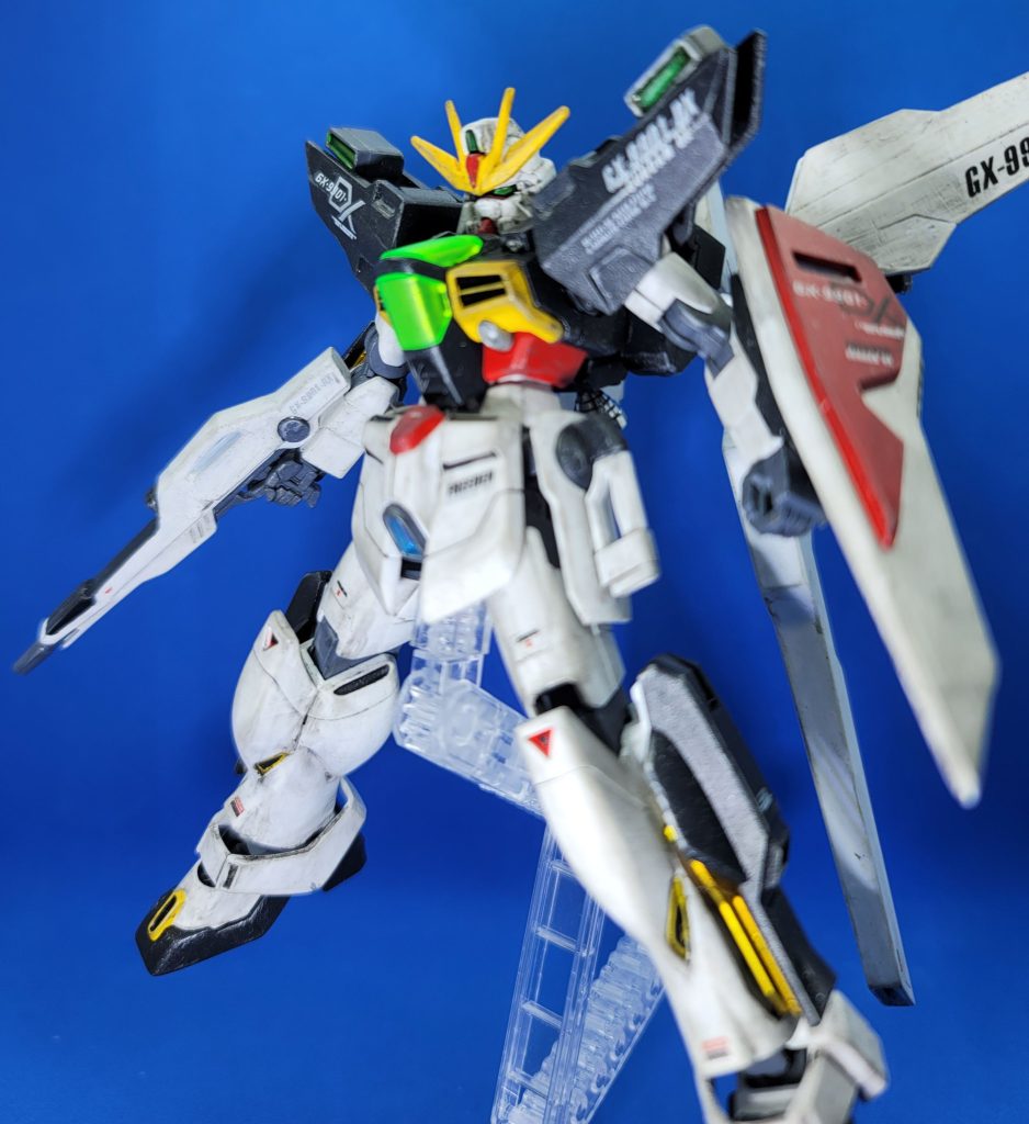 次に後継機のダブルエックスです全体を撮れた写真もあるがこっちの方がカッコいいのでこの写真にツインサテライトキャノンが結構長いため常時四本足で立っています細かいことになるが、実は顔をヘルメットの奥まで押し込まないことで目を少し大きく見せています