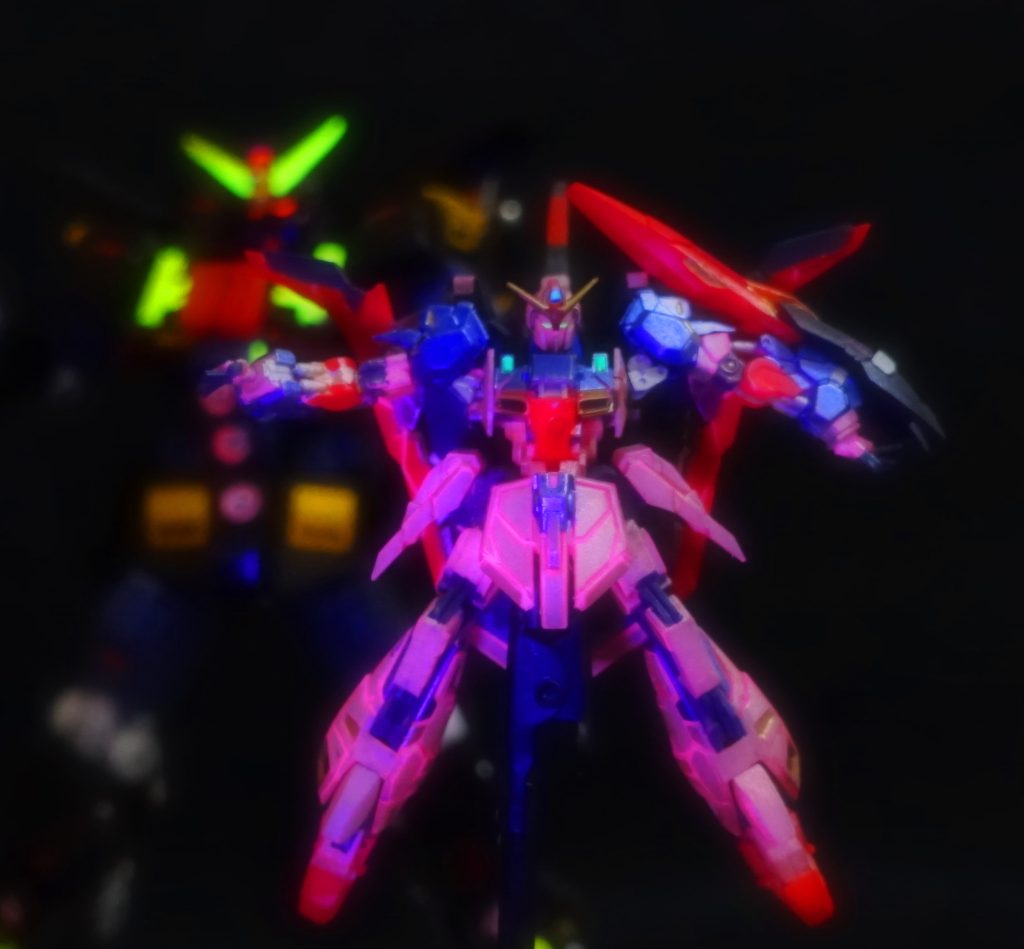 でも、いろいろな知見が得られました。ガンマカホロカラーはラメの粒子がアーティファクトには粗すぎることや、ガンマカ・レギュラーレッドは蛍光成分が含まれていて赤くブラックライトに反応することもわかりました。バイオセンサー発動時は、ソフトフォーカスで撮ったほうが雰囲気がでるだとかも、今後の表現の幅が広がり、収穫でした。リサーキュレーションカラーは他にやっている人が既にいたので、手持ちにあるどピンク・キュベレイは、今回の手法で作ってみようかな。大きい曲面があったほうがホロカラーのマジョーラのような特性が活かせそうです。