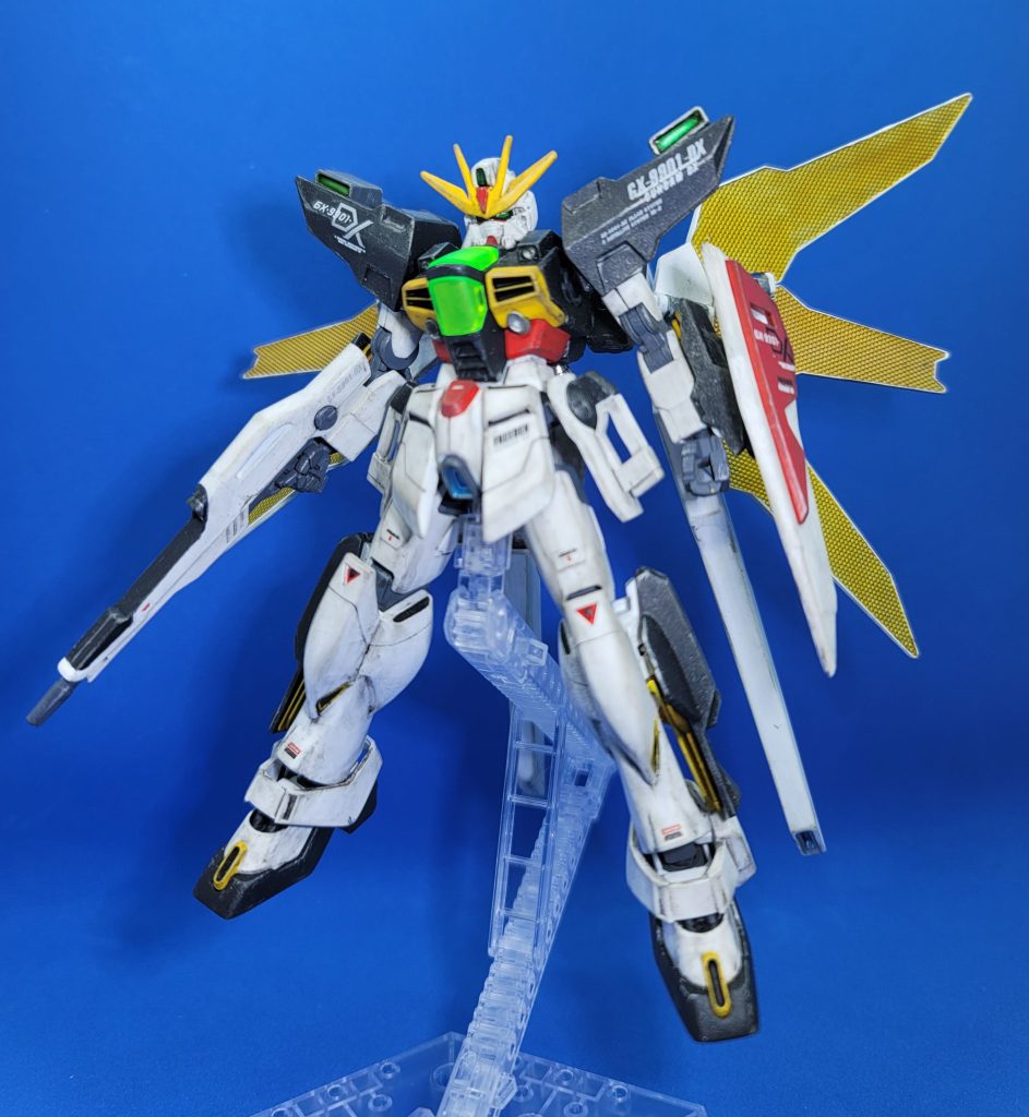 リフレクターの外側にはデカール貼ったけどこんな風にした方が栄えるのでリフレクターを展開した状態で飾る時間が多いですGXのやつと共にこのリフレクターもかなり私を苦しめましたこっちの方はパーツ同士のクリアランスを確認しないまま筆塗り塗装してしまったのでいざ組み立てしたらリフレクターの開閉ギミックが完全に死んでいます接続部を削ったりパワーで無理やり開閉したりしたら折れてしまって接着剤で直そうと思ったらやっぱ無理で差し替え式に改造したら今度は再塗装で修復が効かないミスが発覚まあ最終的には予備のツインサテライトキャノンパーツで作り直したよ予備パーツは砲身目当てに買ったのでリフレクターを消費するのは別にいいですこのキットを作る前にこれを読んだビルダーの方々は必ずクリアランスを確保してくれ過ちを……繰り返すな!リフレクターの塗装に関してはGXと同じ試行錯誤をしていたがこっちのシールはキラキラがないし、保存状態も悪くてシワが少し入っていますそれでもとにかく貼ってみたら一気にオモチャっぽくなってしまうのでやっぱ剥がすことにして、メッキシルバーとクリアイエローのキャンディ塗装に落ち着きました