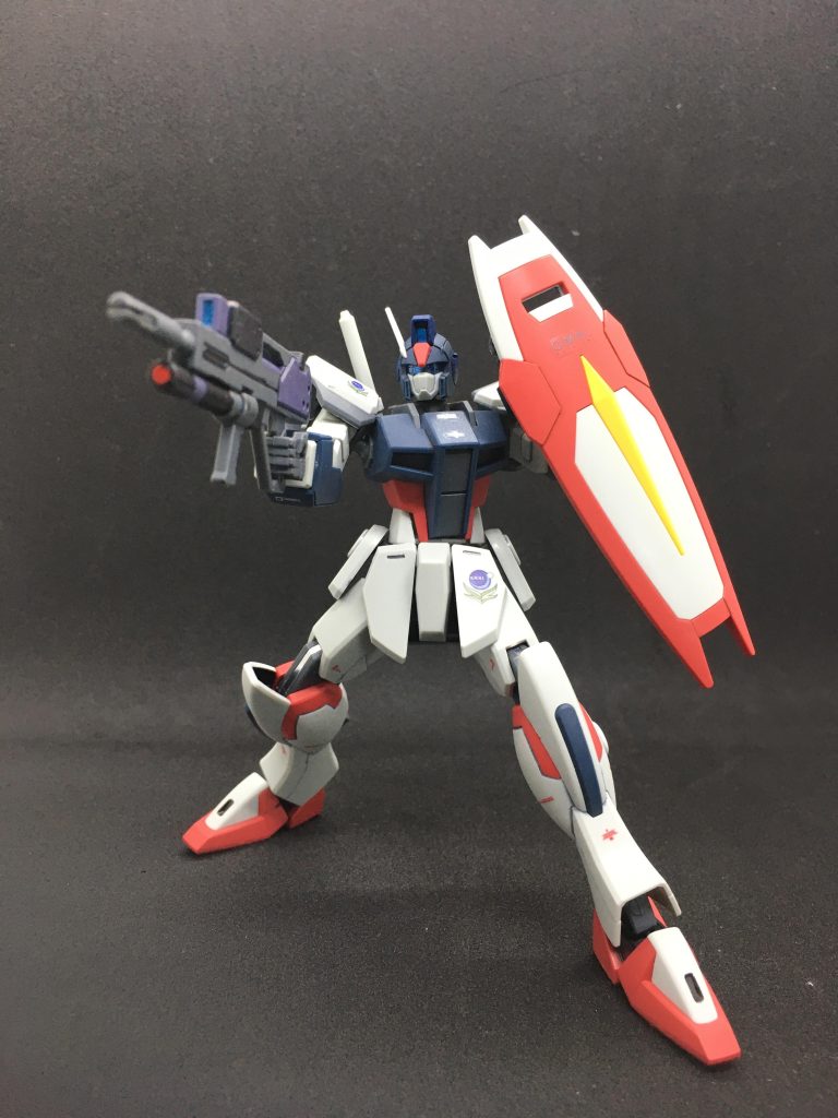 ベースキットのダガーLの構造が優秀なのでビームライフルとパラシュートパックの合わせ目消しを行った程度。ライフルの銃身下部にあるグレネード弾はいつものように塗装したランナーを埋め込んでいます。