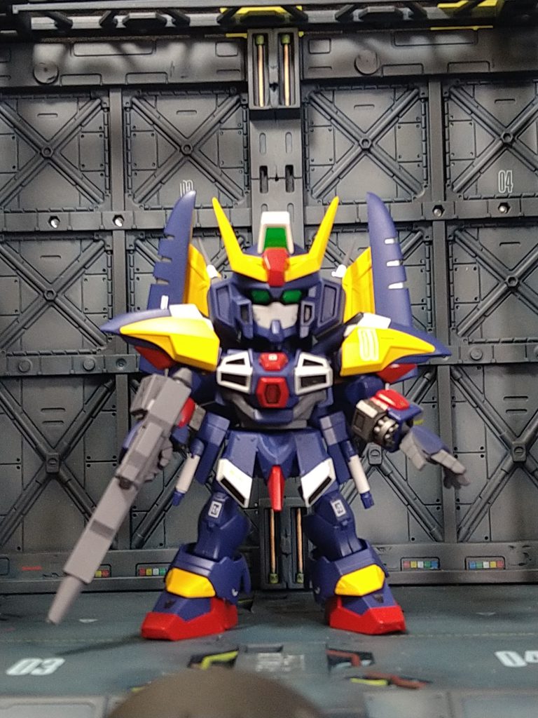 ＳＤの宿命、足裏なんかには派手な肉抜きがあり処理に結構手間取りました。デカールも頑張りました。普段のＨＧの時以上にでも煩くならない程度に結構な枚数貼りました。塗装については本来はシールを使うのですがマスキングや部分塗装が大変でした。設定どおりに塗るとやたらと黄色が目立ったので多少アレンジしました。基本色はティターンズブルー２に少量のパープルを基本色としてエアブラシで塗装しました。ツインアイは裏から銀を拭いて表面には蛍光グリーンを塗りましたが光具合はいまひとつでした。ホイルシールに蛍光クリアを塗ったほうが良かったかもしれません。