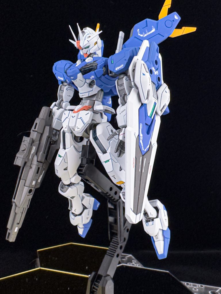 フロントビュー今回の主な改修点は・首、胴の延長(各1mm)・頭部バルカンのメタルパーツ差し替え・パーメットスコア:6発動時のシェルユニット再現となっています。それ以外はアンテナのシャープ化くらいです。カラーリングはほんの少し青めの白、彩度を上げたブルーがメインとなっています。