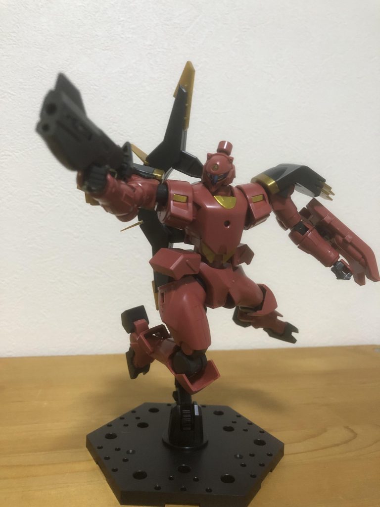 ボックスアート風ポーズ。このキットのお気に入りのポイントは額のセンサーです。無色透明クリアパーツにシールの色を透かしただけなのに無茶苦茶綺麗じゃないですか。