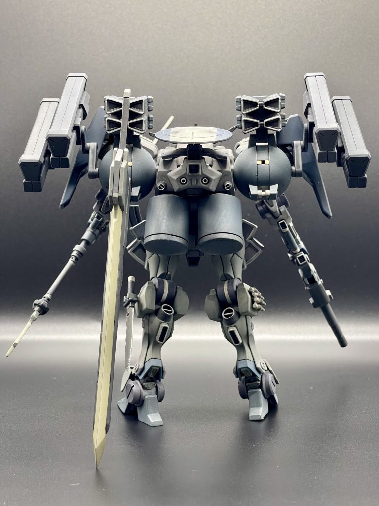 フルアーマー形態背面。4門のビーム・キャノンは水平時でもショルダー・アーマーと干渉しないようになっています。