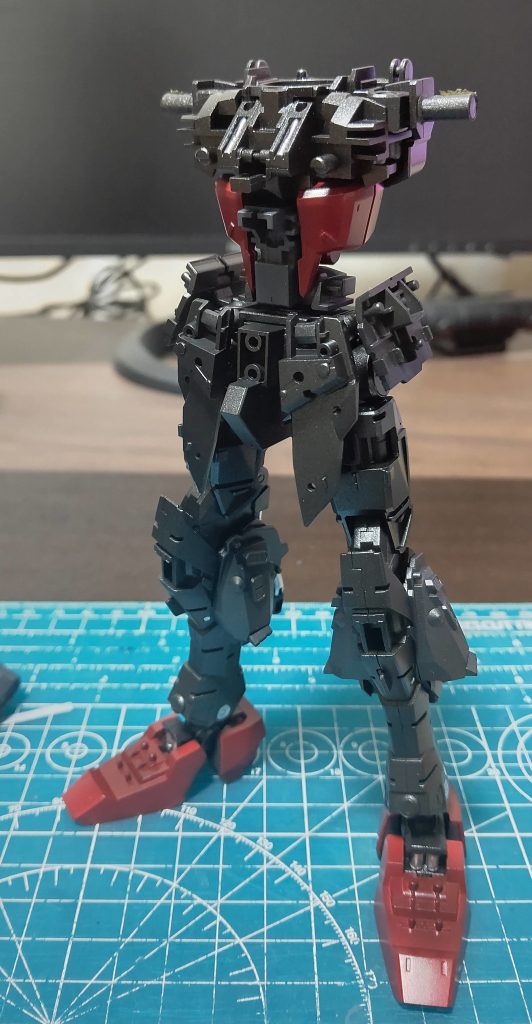 内部フレーム。スターブライトアイアンで黒光りしてます。腕部はフレームだけでは組めないんですよね。