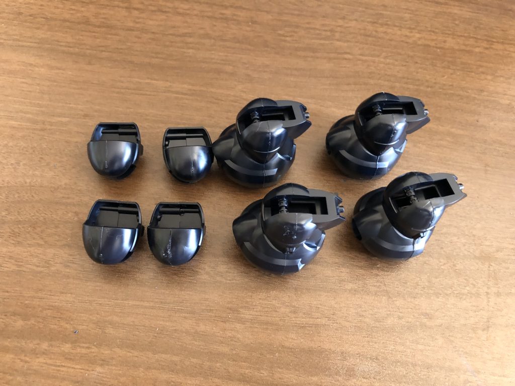 足の合わせ目がバッキリと出るので消します。