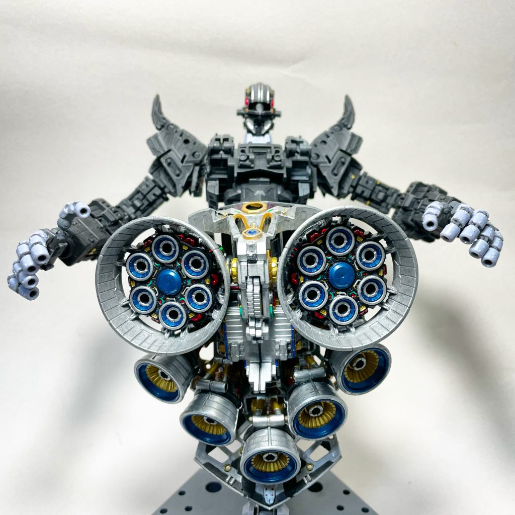 バーニアから少しずつ全身フレームを手塗りしていきました。