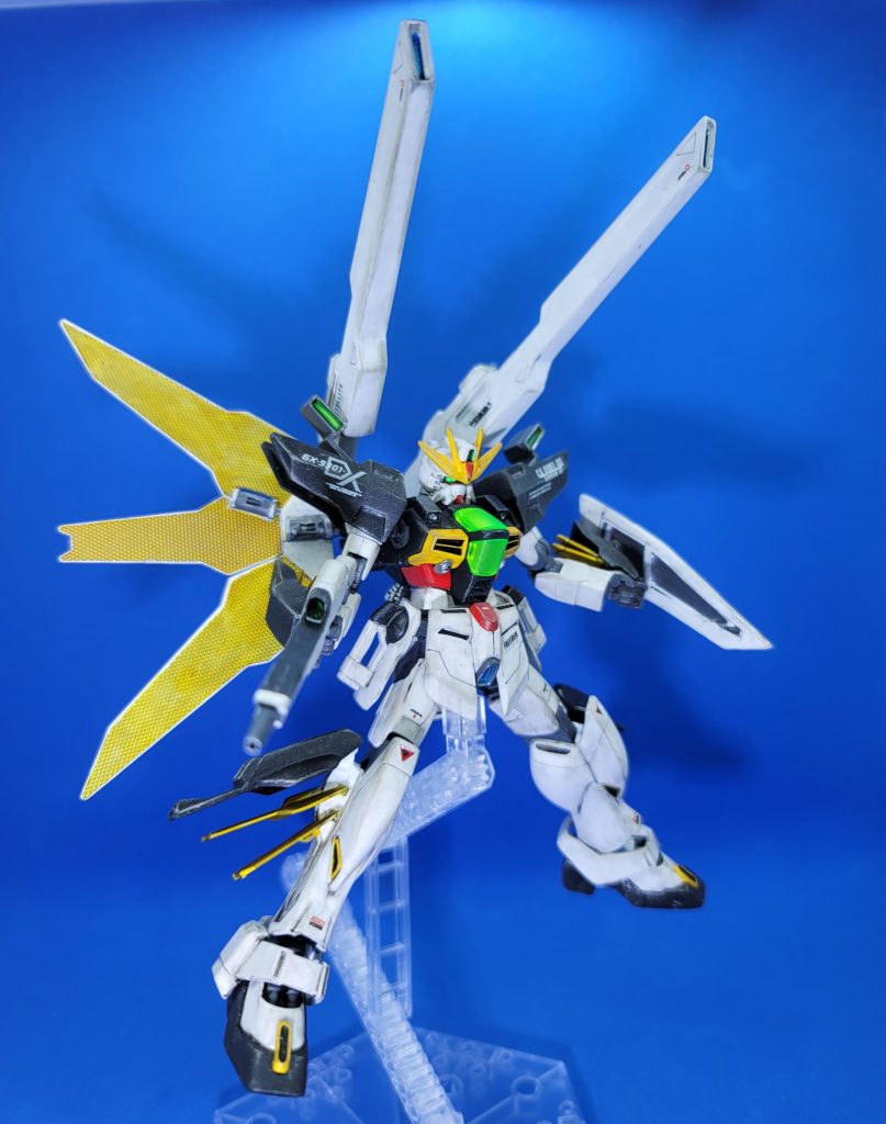 リフレクター、展開ラジエータープレート、放熱開始サテライトキャノン砲身回転マイクロウェーブ…...来る!劇中ではこのようなくどいセリフがなかったですがもしこの機体に乗ったら一度はこんな風に言ってみたいシールド…正式名称はディフェンスプレートかそれを磁石マウント、または可動アーム接続にしようとも考えたけど私は多分DXから専用ライフルとディフェンスプレートを外して飾ることはないので没にしました