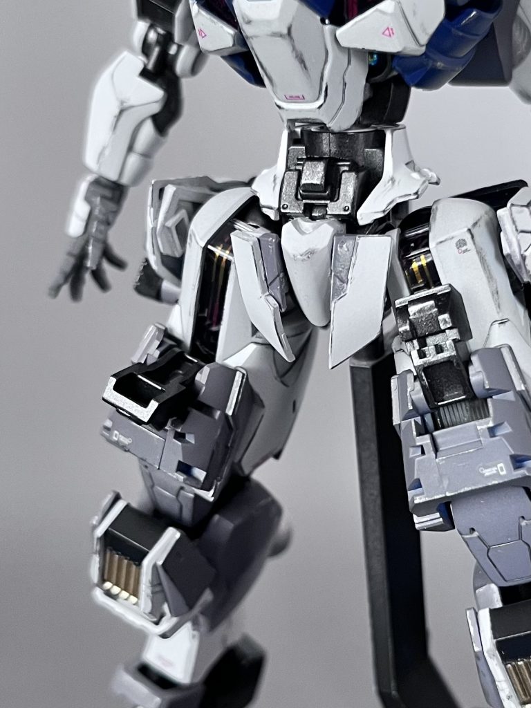 大腿部のシェルユニットカバー通常時は閉じ(左足)、パーメットスコア上昇時、ガンビット操作時に開きます(右足)。元試験機なのでパーメットリンク状態が視認しやすい様にカバーが稼働する形となっています。両肩のシェルユニットにも開閉ギミック付けたかったんですけど、デカくなるんでやめときました。「視認目的なら、最初からカバーいらないのでは？」ってそんな正論、ガンプラには効きませんぜ。