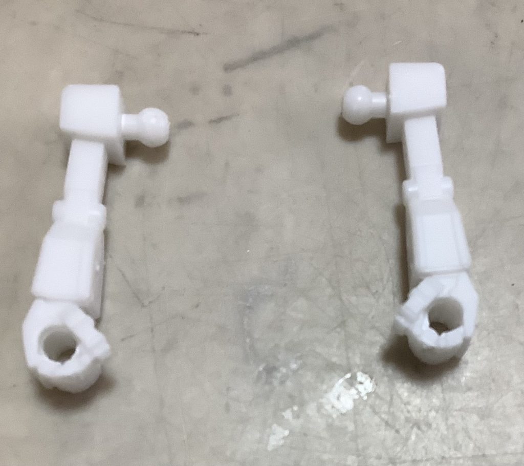 さて、腕部の組み立てにいきましょう。腕はひじで可動はしないのでそのまんま腕がランナーにくっついてました。このままだとあまりかっこよくは無いですが、くっつけると顔とシールドでほとんど見えなくなるのでそのままでも大丈夫そうです。