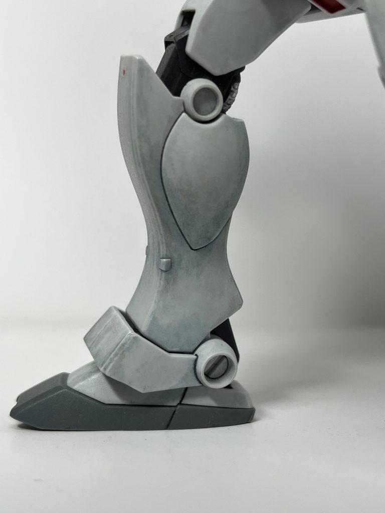 寒冷地にお勤めなので、寒色系で軽めのウェザリングとしました。Mr.ウェザリングカラー フィルタリキッド:シェードブルーの撹拌前の上澄みを、うすめ液で更にうっすうすに薄めて一度フィルタリング。これだけで一気にプラ感がなくなり、全塗装したかのような落ちつきに変わったので、感動した覚えがあります。これからさらにシェードブルーとMr.ウェザリングカラー:マルチグレーを混色して更に薄めたものでピンウォッシュしました。汚しというよりは陰影を強調する意識で塗りました。