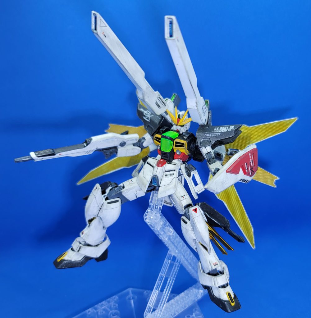 いっけぇぇぇえええ!!ツインサテライトキャノン、発射ぁぁああああ!!!んまあ、3機を一緒に作った感想としてDXの方は後発キットの癖に肉抜き多いな!?足の裏、シールドの裏、肩のサテライトキャノンセンサーの裏など見えない時が多いところだけど、どうせ作るなら処理しておきたいですねぇ