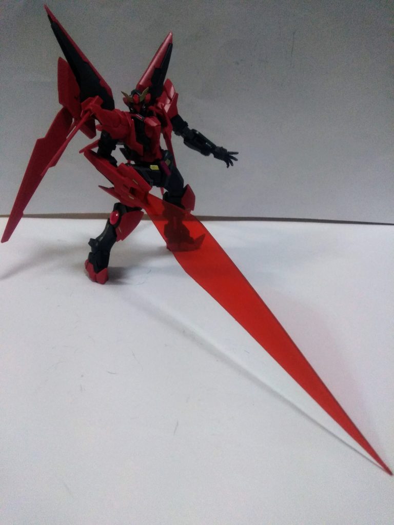 ラスボスなので、見栄えのする『大型武器』が欲しいなと思い『ビームサーベル大出力モード』 関節ガクガクの上に重すぎて持ち上げられません😖