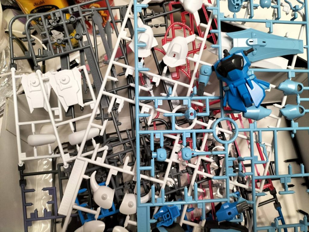 ［製作工程？］無事にマウンテンサイクルより発掘出来るも、取説は行方不明……ま〜ソコはナントカナル……組み立て途中の青いボディは試しにドムトルーパーの下半身と組み合わせ、SEED版アイナザクモドキを試しにでっち上げようとした名残り………早々パチ組みではバランス悪いと気が付いた当時の俺グッジョブ♪