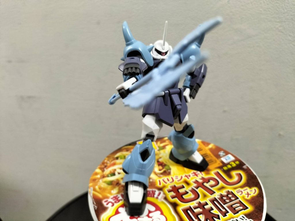 [幸い、]当時、二機の青白グフと合わせ一緒に入手していたSEED無印144シリーズのイザーク専用スラッシュザクから取っておいてた長業物も一緒に入れてたコトにポーズ決めが楽しい♬