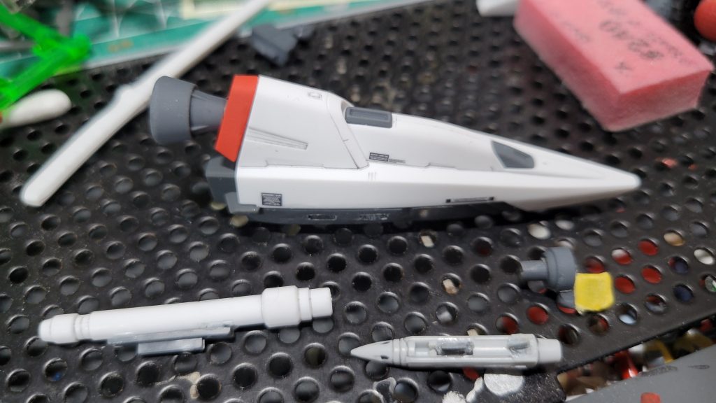 追加装備は、シルエットフライヤーの羽を切ってその部分にミサイル接続用の穴を空け、シルエットフライヤーのランディングギアのパーツを切断して余りのサーベルを接着。インパルスの合体シーンで毎回パージされてたコアスプレンダーのミサイルを、肉抜き穴の部分にランナータグを切って突っ込んで、シルエットフライヤーに空けた穴に接続してます。腕との接続パーツは、ランナーを切った物に何か丸い余剰パーツを加工したカバーを被せてます。