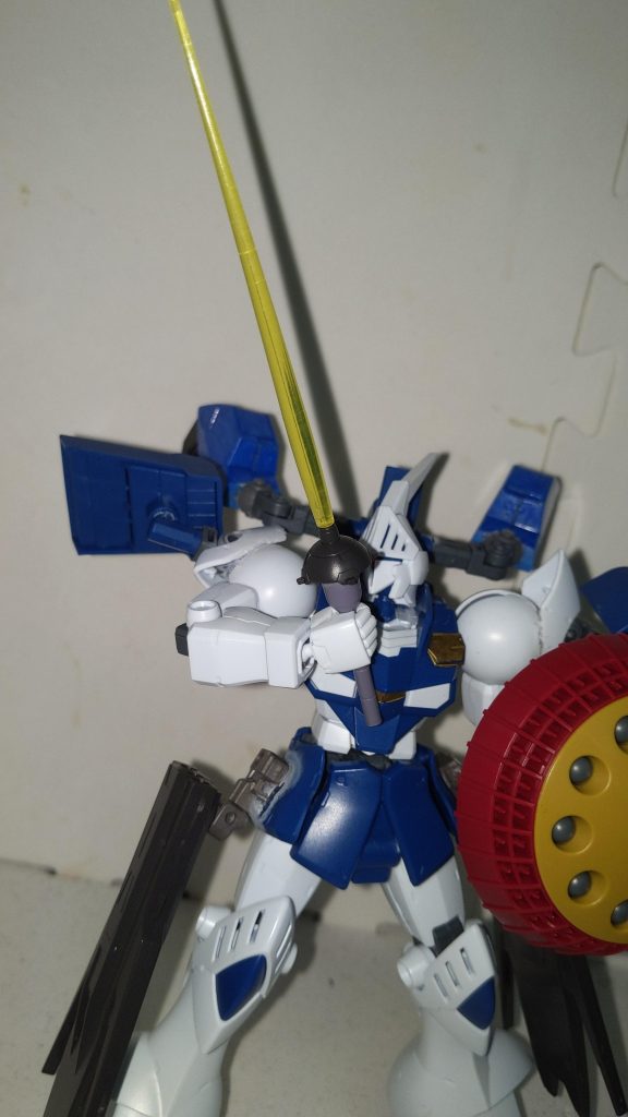 全ての剣針を使い切ったバーストサーベル改は最後の手段としてビームサーベル化します。また、ヴィダールの偽装用リアクターを偽装用ではなくサブエンジンとして使用した事によりかなりの余剰エネルギーを蓄えています。