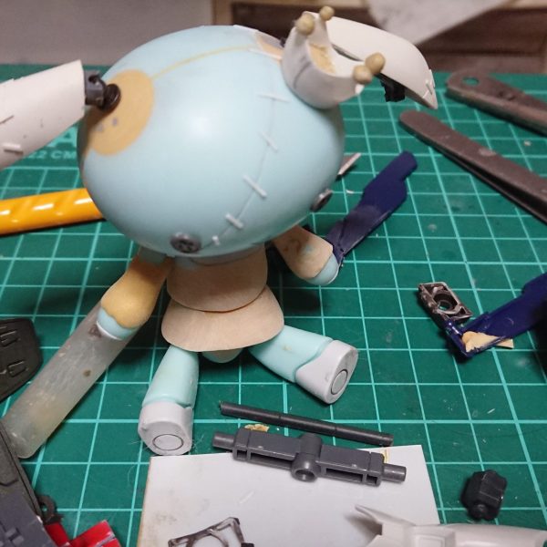 マスコット人形制作(^^ゞルナ追加武器になれたらいいな？って思い改造してますプッチがい腕、胴を延長してるとこで耳から大量のミノスキー粒子をだし姿を消すみたいな武器になる、、、かも、、娘に取られそう(-_-)（1枚目）