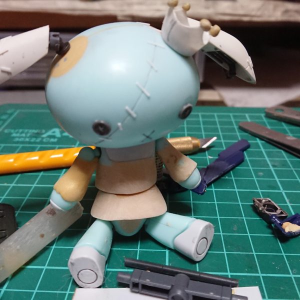 マスコット人形制作(^^ゞルナ追加武器になれたらいいな？って思い改造してますプッチがい腕、胴を延長してるとこで耳から大量のミノスキー粒子をだし姿を消すみたいな武器になる、、、かも、、娘に取られそう(-_-)（2枚目）