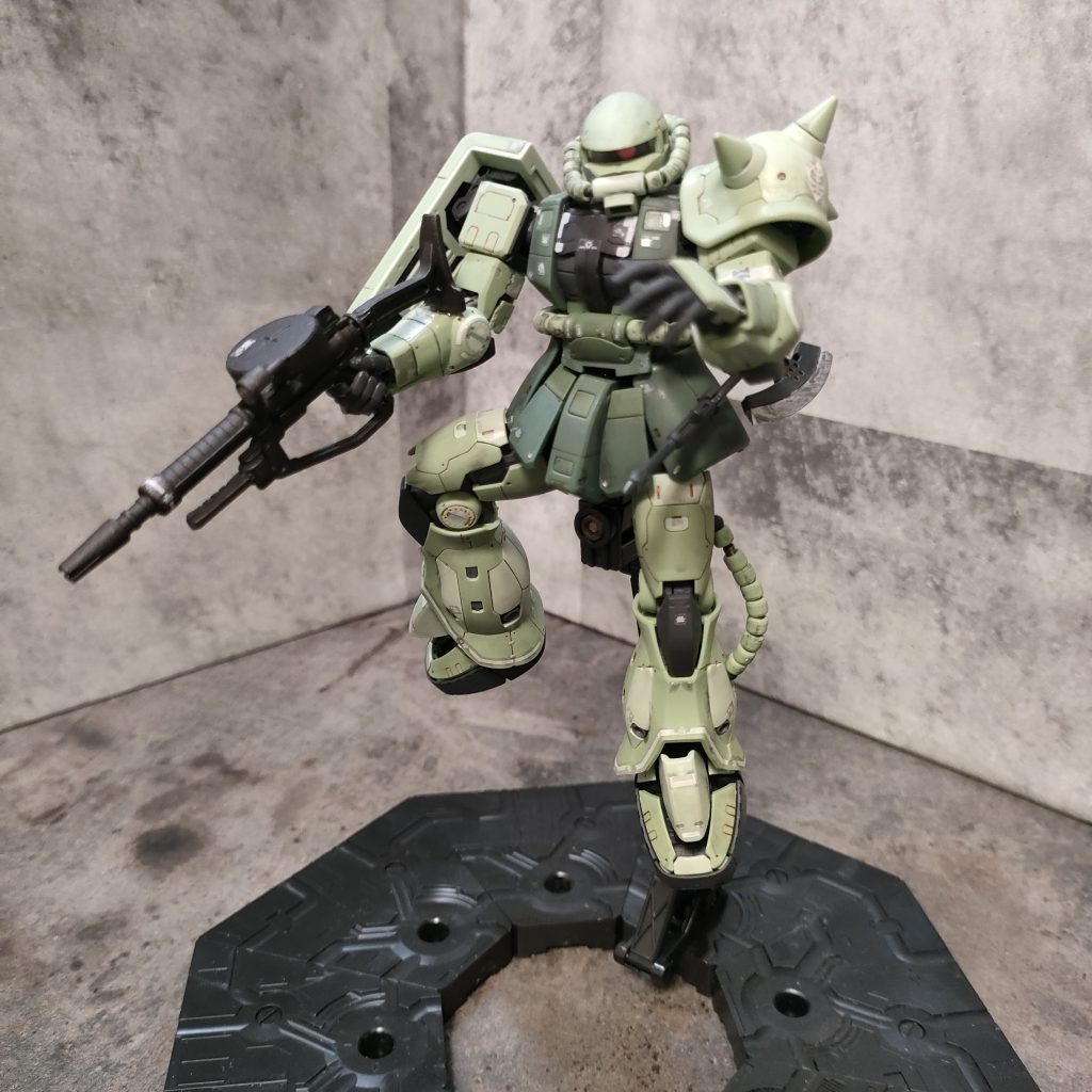 ザクは汚した方がカッコイイと思いリアルタッチマーカーなど色々使ってウェザリングに初挑戦しました！結構上手くできた気がしてましたが写真だと全然わかりませんね。。。