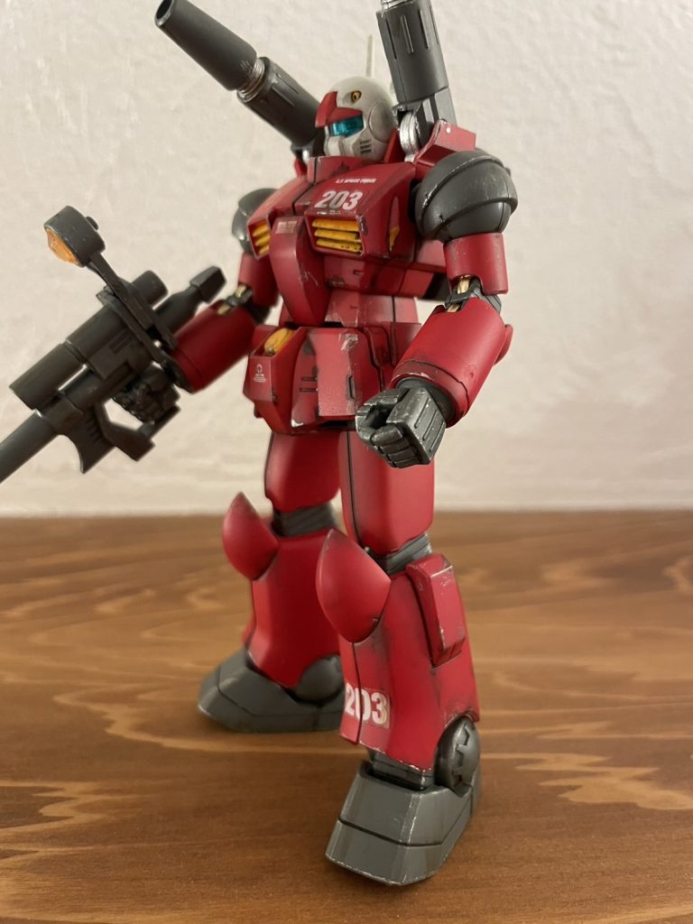 缶スプレー全塗装、部分塗装筆塗り、ウェザリング、つや消しスプレーの順番です!フロントアーマーは左右動くように切り離し、いつものキラキラシールはビームライフルです!