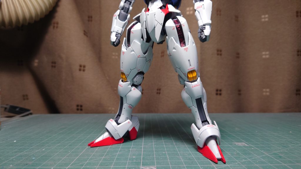 脚周りを中心に筋彫りの追加にコーションデカール。