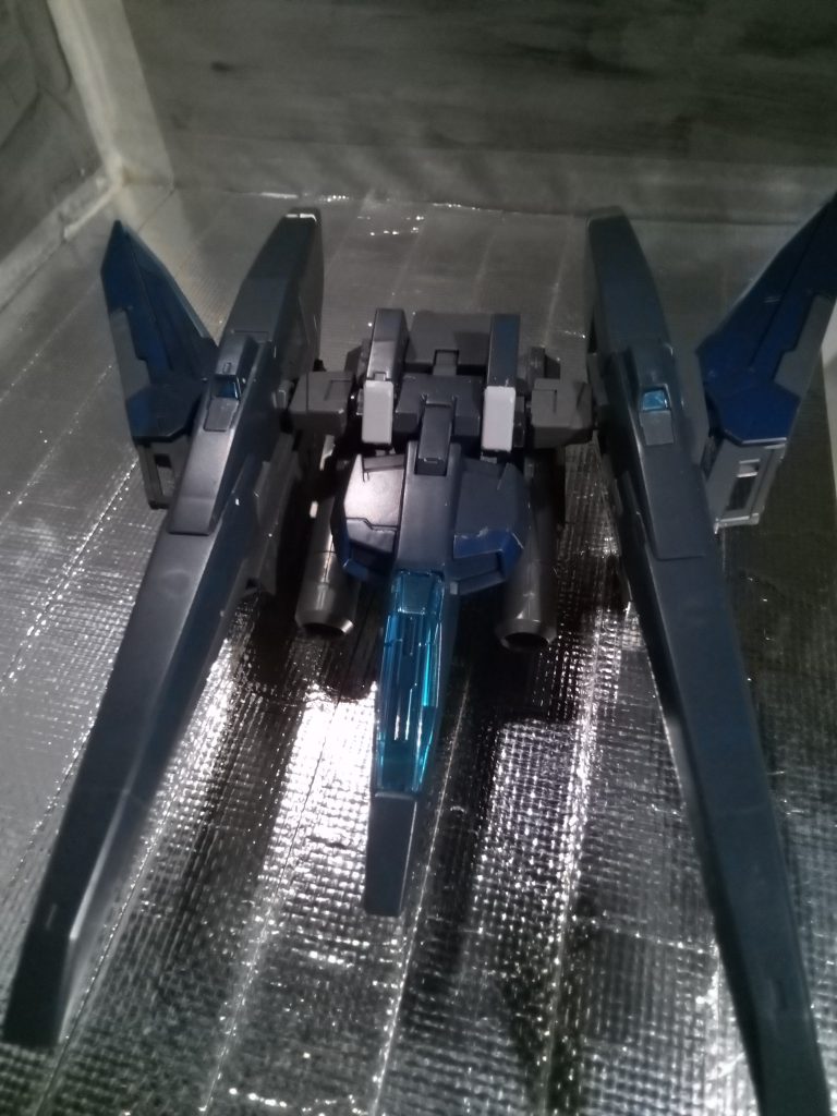 バックパックは分離すると戦闘機として戦えます。(こちらはDWとして組み換えした状態) GNシザービットは両側で翼の代わりになっていますこの状態では主な武装が......・GNヒュージキャノン×2・ブースターキャノン×2となっております。 また、ブースターキャノンは稼働するので上下&後方へも攻撃可能。 元々のガンダムザラキエルは陸戦性能を強化をコンセプトとしてガンダムハルートのガンプラを改造して作られており無限起動ユニットがバックパックについてます。 しかし、ザラキエルはガンダム本体とバックパックを変形させないと空中戦、地上戦のそれぞれのモードに変更出来ない模様でしたのでいっそのことバックパックで簡潔させてしまおうとこうなりました。勿論、戦闘中にガンダムを敵に落とされても分離すれば問題なくある意味で『本体がこちら側』となっております。 因みに、ザラキエル本体の変形機構はオミット(省略)してませんがザラキエルも含めて変形したほうが全体の性能は高いです。(DW版は滅多に変形しませんが分離して別々に戦います ガンダム側は概ね遠隔兵器の状態になっています)