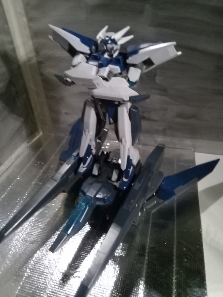 しばらく放置していた性か、手の甲パーツが固くなっており武器を持たせにくくなっていました。その為、手の甲を外して再度くっ付けるタイプの持たせ方をする武器は持たせられなくなりました。(残念) とりあえず腕組みさせてDWブースター(仮名)に乗せてます別々に戦えるからこそ出来る戦法よ!