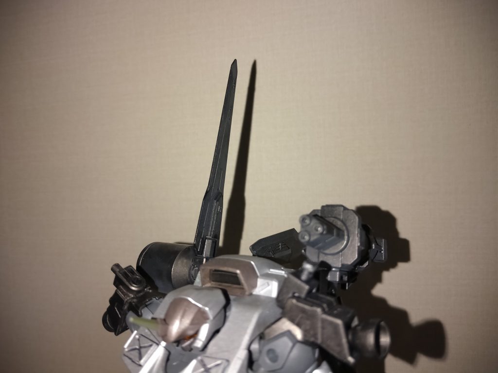 肩にブースターを接続、背面マウントにビームガトリングと大型レーダーを増設しました