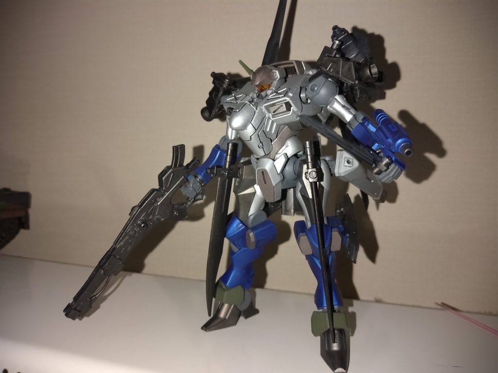 サーベルやナイフの近接武器やビームガンを元にしたビームライフル等を装備。