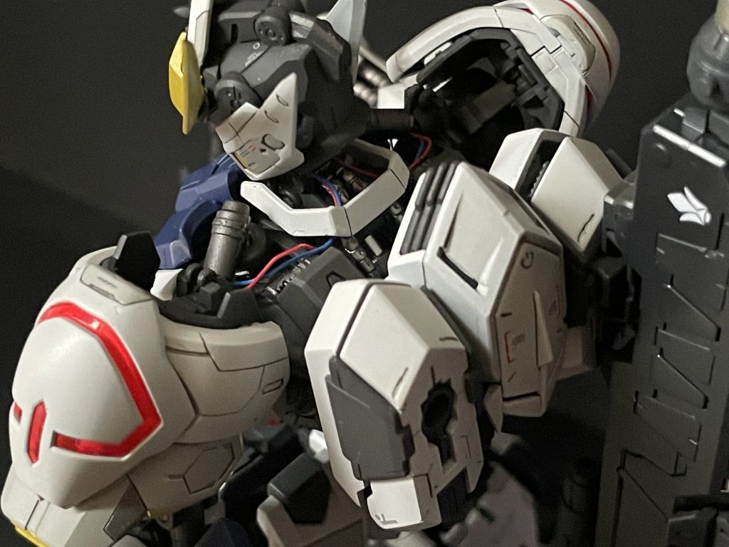 この辺のメカ感が好きです。ピンクの部分はクリアー感を残すために裏から蛍光ピンクを塗装しています。