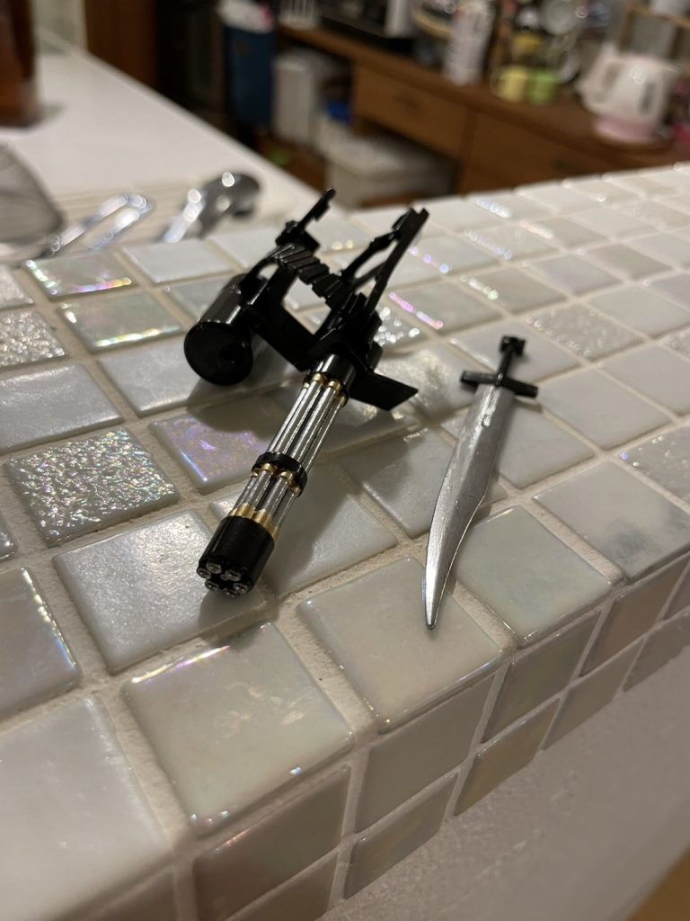 ガトリングとヒートサーベルは何回もメッキシルバー塗りました笑ここが１番時間かかりました笑乾杯！！