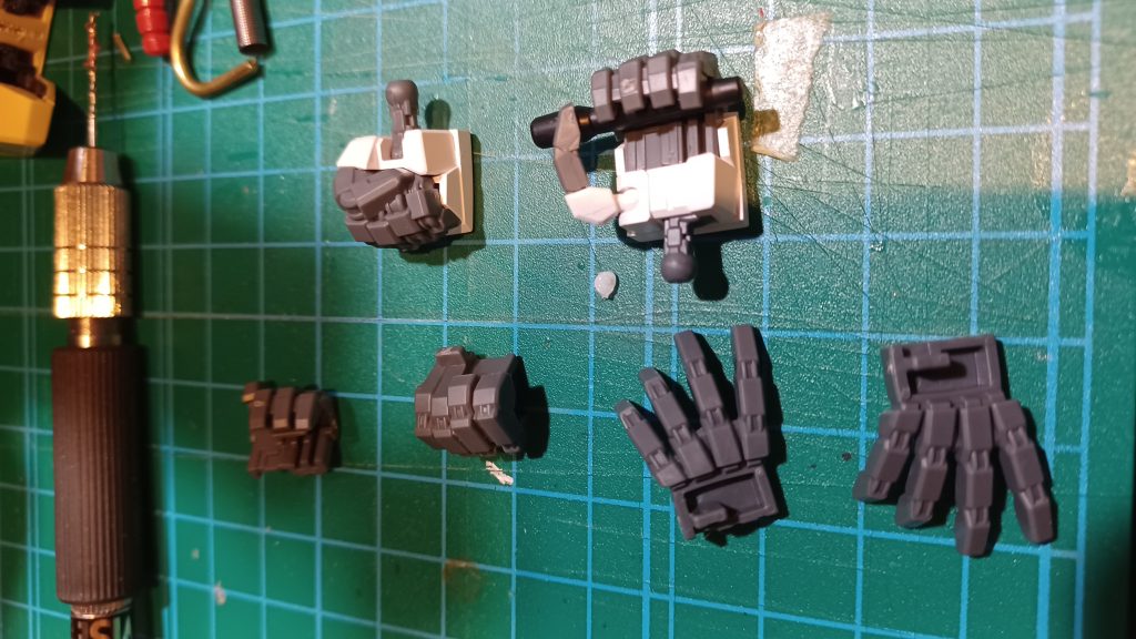 ハンドパーツがちょっと大きめビームサーベルちゃんと握れてない