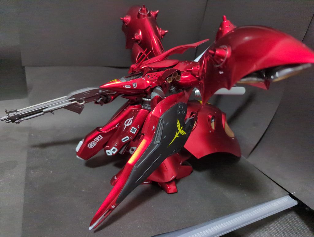 フィニッシャーズのクロームシルバーの上に、ガイアのクリアーレッドを数回重ねて、深みを出そうと足掻きました…成功してるんですかね？