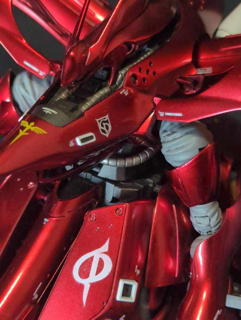 フレーム部分はガンメタ、パイプ類はクロームシルバー、バーニア外枠はクールホワイトを艶消しで。全体的にデカール控えて、赤以外は艶消しにして、キャンディ塗装のメタリック感を強調してみました。