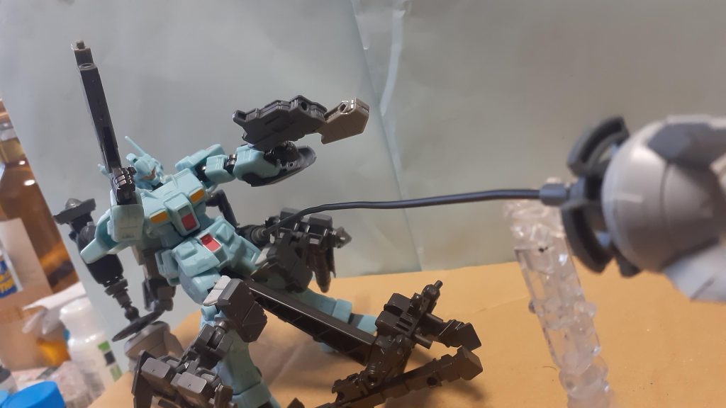 武装は試作型連結式ビームライフル、プラズマリーダ機能搭載、ヒートアンカー無線爆発式小型地雷搭載のマインセッター