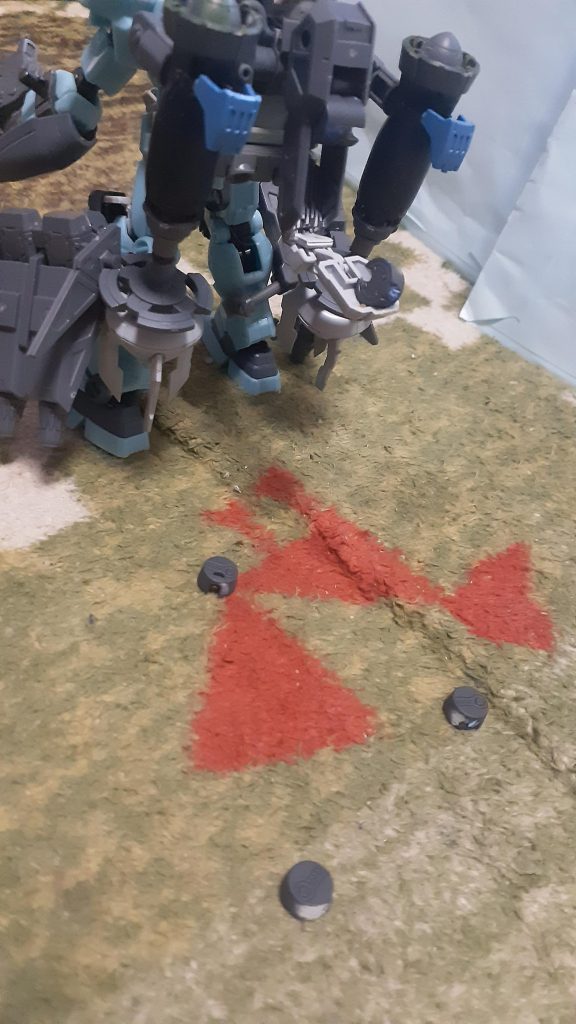 マインセッター小型の地雷を6器搭載ハッチを開けると指定ポイントに自律て移動、設置機能があります、機体の周辺に限りますが