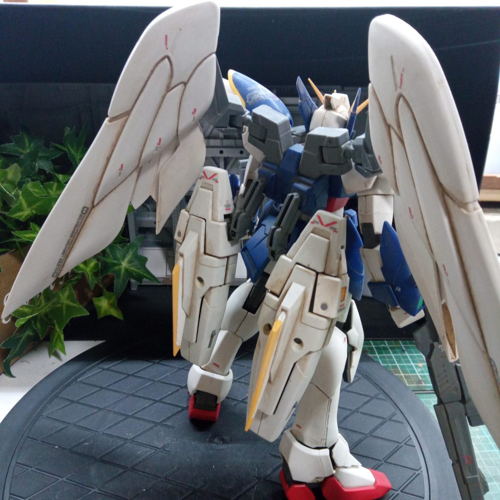 羽根、収納時のリアスタイル。コンパクトで早そうでしよ？