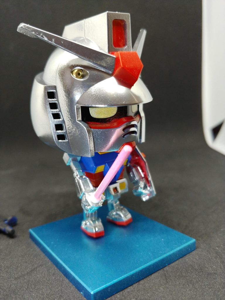 右、左この角度の写真がどちらも見た目の色の感じが良い感じビームサーベルは蛍光ピンクにホロレッドを目はホロイエロー