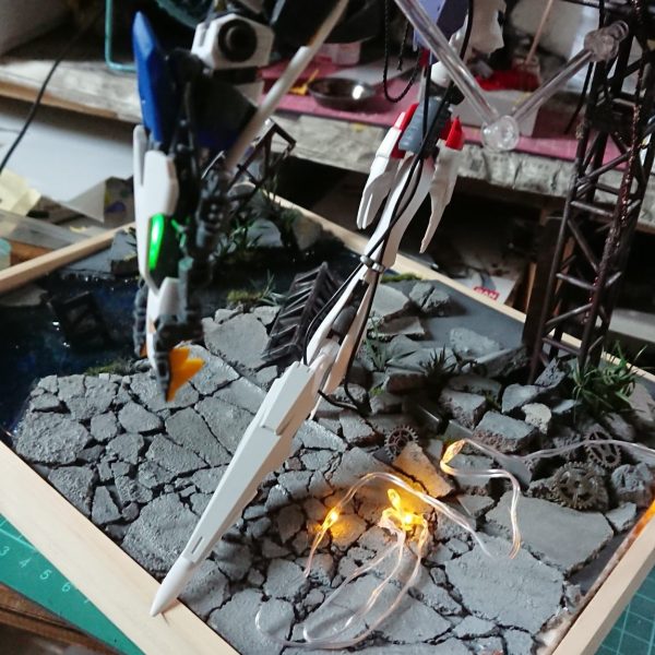 ジオラマ電装いじってみた仮組ですが電装です！枠も作り直し百均の電装を魔改造してアダプターにしました抵抗器変えて(^^ゞ後ろでアダプターさして、明るさを調整できるようにダイヤルも着けました大きい爆破はやなのでほんわかさせたくて‼️ちなみにダイヤルはスイッチにもなっていてドラゴンの目とも連動しています‼️一枚目と3枚目で、光加減が。。。わかりずらいか😅ちょっとずつですががんばります（1枚目）