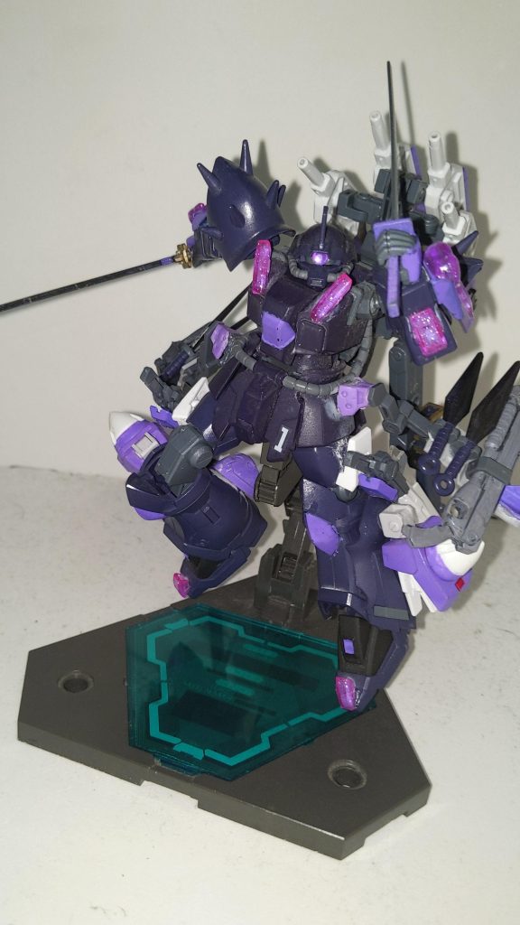 機体銘「イフリートナハト・アメジスティアー」シュートアビリティ　510〜570(装備次第)ファイトアビリティ　590〜690(基本数値590、リィラトランザム時690）ディフェンスアビリティ　440スピードアビリティ 690〜未測定（リィラトランザム時速度計測不能）パワーアビリティ　560〜640(基本数値560、リィラトランザム時640）元「第七機甲師団」所属でシグレ小隊の隊長、シグレ・ソウスケの愛機。多彩な武装と換装機能による汎用性の高さ、疑似太陽炉ツインドライヴによる優れた機体出力、原型機体のステルス機能と白兵戦能力を併せ持つ指揮官機で目立った弱点はないオールラウンダー。ビルドダイバーズフリューゲル1.5章アペンドエピソード編でのシグレは単独でもSランクダイバー相応の実力を持つが、恐ろしい事にその本領はかつての上官ロンメル大佐と同じく指揮官や参謀である。シグレ小隊は正式な扱いとしてはフォース「フリューゲル」の2軍だが、高度な戦術を駆使した独特の強さを持つ為に一概に2軍とも言えない。