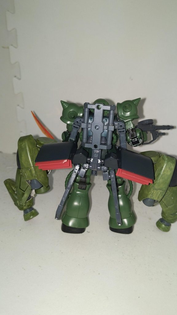 腰部のブースターとバックパックに可動アームで接続されたフレキシブルスラスターバインダーが特徴。フレキシブルスラスターバインダーを低い位置に配置する事で機体を低重心化して白兵戦時の安定感につなげている。なお、イメージだけでなくて現実のプラモも支え無しで安定して自立した。