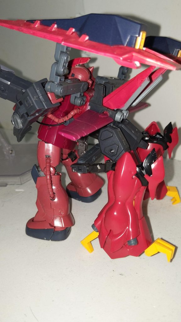 背部フライトユニットとフレキシブルアームで接続された左右のシールドブースターでの圧倒的な加速力、フレキシブルブースターでありクローアームでありサブレッグでもある新装備の「ラプターレッグブースター」の追加によりさらなる機動力と白兵戦能力をプラス。更に地上での狙撃姿勢を安定させる事もできる。スナイパーでありスピード狂でもあるサヤは本機での高速機動中にわずかな時間だけ急制動をかけて自身を囮にして狙撃を行う戦闘スタイルを確立させている。ちなみにサヤの敵捕捉から急制動、狙撃までの一連の動作の所要時間はトータルで0.5秒。おそらくGBN内限定の能力だが、サヤは0.5秒あればダインスレイブカノンの射程内にいる相手なら誰に対してでも狙撃を完了させる事ができる。