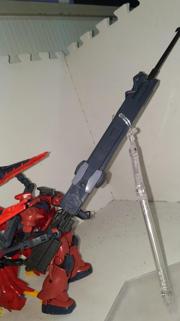 ダインスレイブカノンただでさえ威力の高いバルバトスの滑腔砲をレールガン化した巨大なバケモノ武装。必要な電力は機体から伸びたコードによりジェネレーターから直接供給される。長いバレルは程よく重量があり頑丈な為、サヤは時々バレルで敵機体を殴る。ナノラミネートアーマーどころかPS装甲すらも余裕で貫通する威力を誇り、更には弾丸じたいは滑腔砲と同じなのでそこそこの連射性能がある。弱点と言えるものは巨大さゆえに取り回しが悪い事と重量だが、ブラックエンドと同等のパワーを持つソニックスナイパーアドバンスには些細な問題。