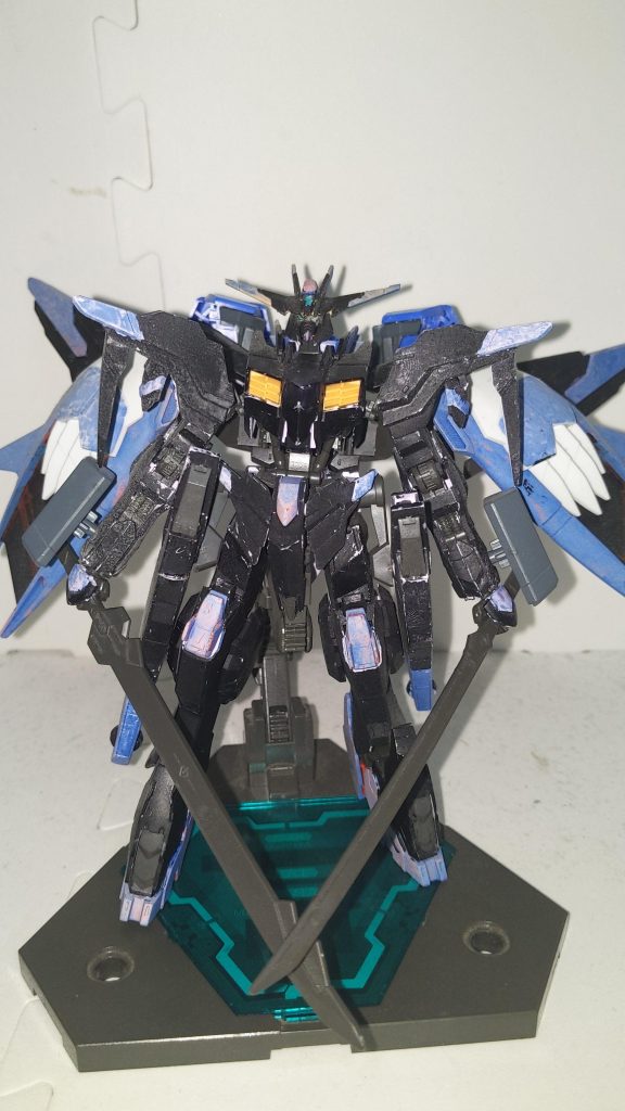 機体銘「マルコシアス・ムニン」フリューゲルに所属するELダイバー、アステリアに贈られたガンプラ。実際はガンプラバトル目的のモビルドール素体保護用アウターパーツだが外装はしっかりガンプラである。主人公のカラスマは自身の機体バエル・フギンをHGバエルから制作しているが、フルメカニクス並みの内部フレームを再現して外装ほぼフルスクラッチというトチ狂った作り込み(←作中の設定です。現実では無理orz)をしていた為にマルコシアス・ムニンの制作に至った。ダブルオーのツインドライヴが移植されていて、更にGNファング、腕部スタンガントレットなど手持ち武器に依存しない攻撃手段が多彩。