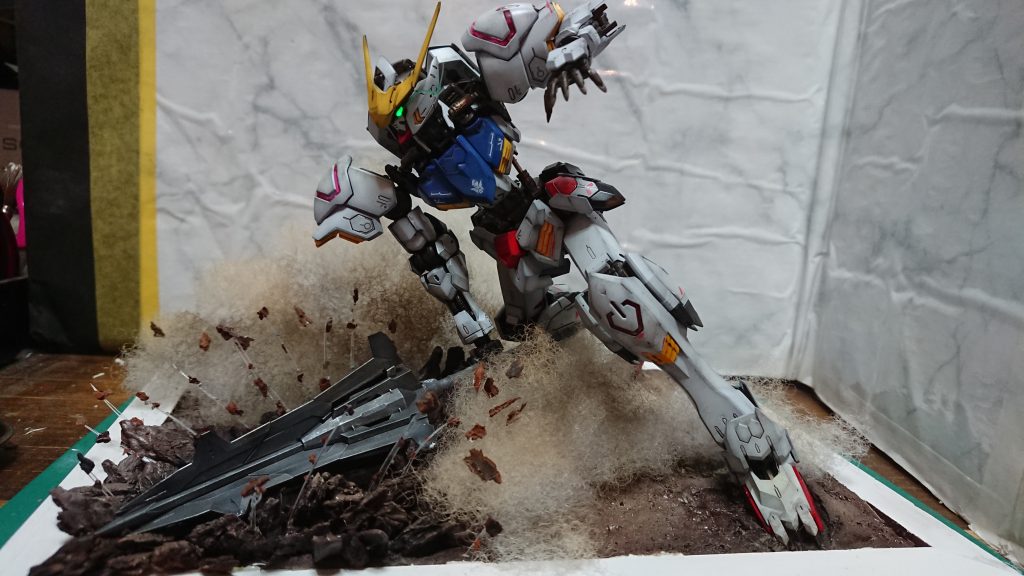 メイスを振り落としさい小さないわが飛び散る透明プラ板を細く切り出し細かく岩を張りました感じでてますかね⁉️