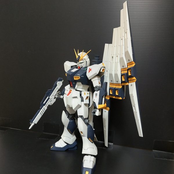 MG νガンダム、フィンファンネル垂れ下がりポロリ対策。写真のνガンダム、私が20年ぐらい前に作成した物です。MGのファンネル、小さなピン1ヶ所で連結されている為、ポロリしたり連結して飾っていると重さで垂れ下がってきます、その対策として、ファンネルの形状にカットしたプラ板を差し込んでいます。お辞儀してたファンネルが起きました。また、ポロリと垂れ下がりが少しは軽減されます。（1枚目）