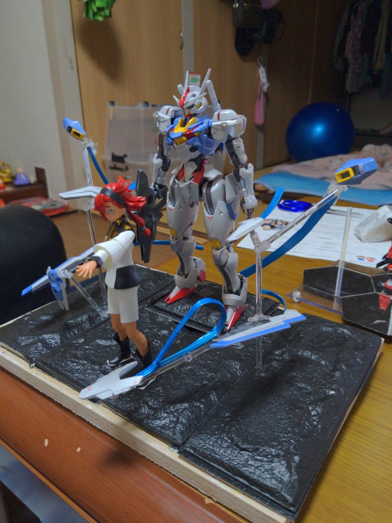 100均で簡易的に作ったジオラマです疲れたので、木製部品はそのままです（笑）水星の魔女面白いので、最近はもっぱらエアリアルを作ってます。また完成したらアップしたいと思います(^^)最後まで拝見して頂きありがとうございました＼(^o^)／