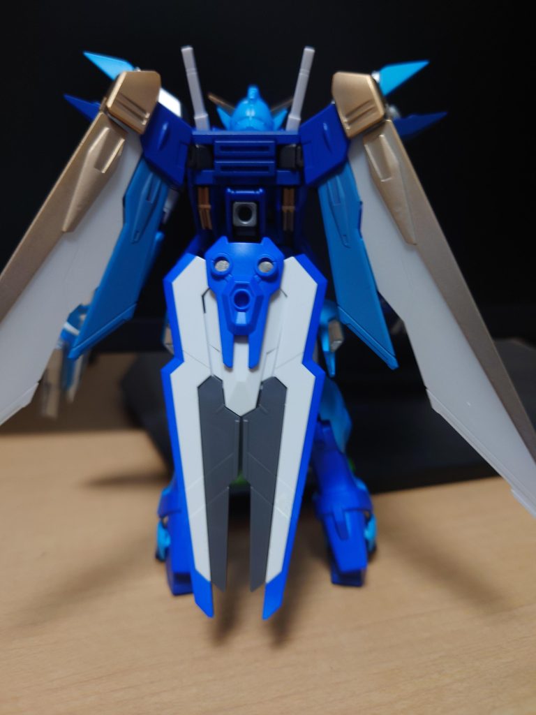 バックショットです。スカートアーマーにガンビット下半分、エアリアルのバックパックを工作してウイングのバックパックを足し算した形になります。エアリアルバックパック柔らかいしスカスカだしで地味にカット作業に苦労させられました。（；＾ω＾）